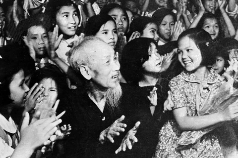 По случаю Международного дня защиты детей 1 июня, вечером 31 мая 1969 года в Президентском дворце президент Хо Ши Мин и столичные дети посмотрели художественное представление. (Фото: ВИА)