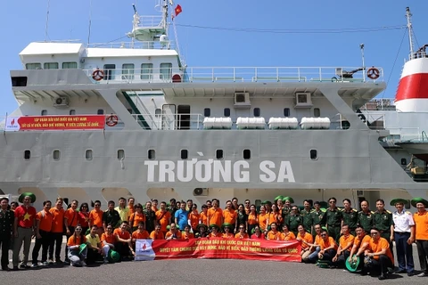 Делегация Вьетнамской нефтегазовой группы сфотографировалась на фоне корабля 571, отправляясь к офицерам и солдатам на Чыонгша и буровой установке DK1/20. (Фото: pvn.vn)