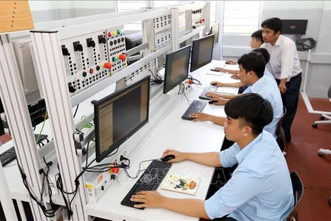 На занятии в лаборатории базовой электротехники - электроники профучилища Лонг-ан. (Фото: ВИА)