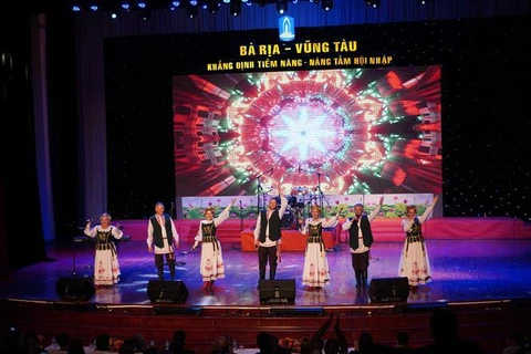 Белорусскую народную песню в программе исполнила музыкально-танцевальная труппа Республики Беларусь «Медуница».