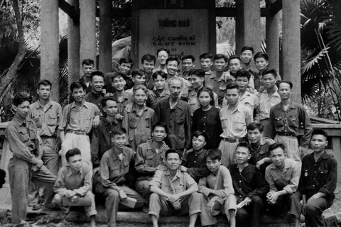 Президент Хо Ши Мин с делегатами Национального конгресса передовых и образцовых работников во Вьетбаке (1–6 мая 1952 г.). (Фото: ВИА)