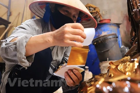 Сусальное золото используется для покрытия статуй или предметов поклонения. (Фото: Хоай Нам/Vietnam+)