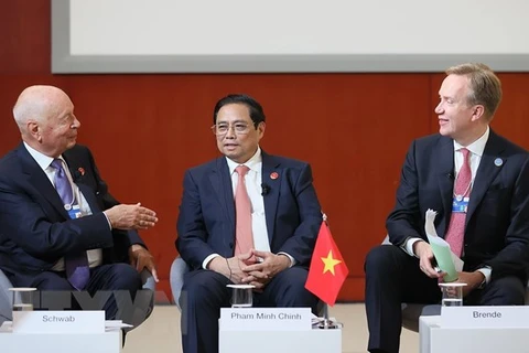 Премьер-министр Фам Минь Тьинь на встрече с основателем, исполнительным председателем ВЭФ Клаусом Швабом (слева) и президентом ВЭФ Бёрге Бренде. (Фото: Зыонг Жанг/ ВИА)