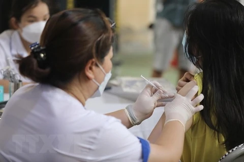 Медперсонал совершает вакцинацию для людей. (Фото: ВИА)
