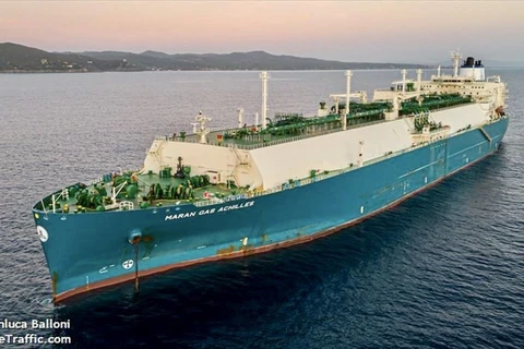 Газовоз Maran Gas Achilles, перевозящий 70.000 тонн СПГ, поставляемый Shell, пришвартуется в порту Тхивай (Бариа — Вунгтау) утром 10 июля. Фото: PV GAS