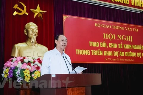 Заместитель министра транспорта и путей сообщения Вьетнама Ле Динь Тхо выступает на конференции по обмену с провинциями и городами страны опытом в реализации проектов скоростных автодорог. (Фото: Вьет Хунг/Vietnam+)