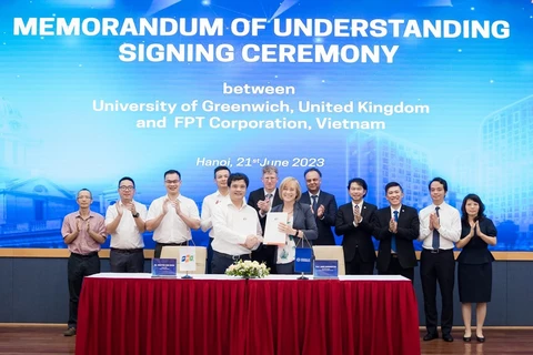 Генеральный директор FPT Нгуен Ван Хоа и профессор Джейн Харрингтон, ректор Гринвичского университета, подписали соглашение о сотрудничестве. (Фото:Корр./ Vietnam+)