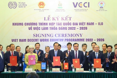 Церемония подписания Рамочной национальной программы достойного труда во Вьетнаме на период 2022-2026 гг. (Фото: PV/Vietnam+)