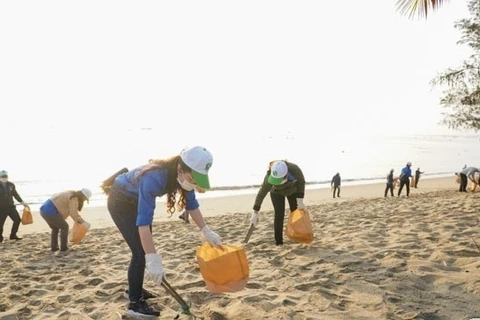 Практические действия по защите морской среды. (Фото: dangcongsan.vn)