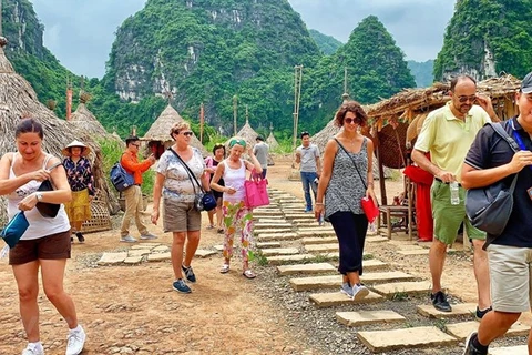 Иностранные туристы посещают Ниньбинь. (Фото: корреспондент Vietnam+)