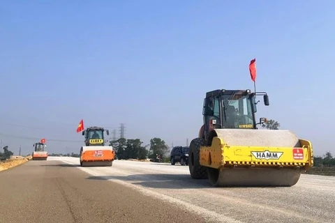 Строительный подрядчик проекта скоростной автомагистрали Север-Юг ускоряет темпы реализации проекта для того, чтобы успешно освоить государственный инвестиционный капитал. (Фото: Вьет Хунг/ Vietnam+)