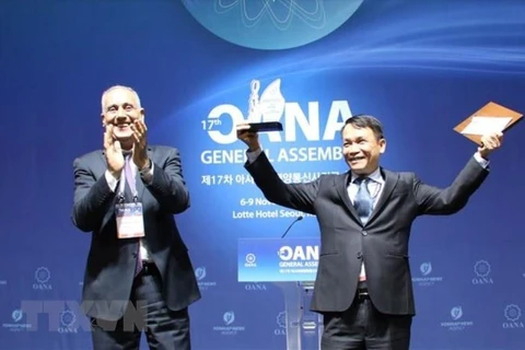 Генеральный директор ВИА получил награду за лучшее качество информации OANA, врученную ВИА председателем OANA 2016-2019 гг. Аслан Аслановым. (фото: Мань Хунг/ВИА)
