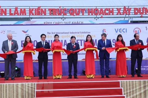 Вице-премьер Вьетнама Чинь Динь Зунг и деленаты на церемонии открытия выставки. (Фото: Зань Лам/ВИА).