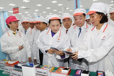 Председатель НС Нгуен Тхи Ким Нган посещает завод производства смарт-электроники Vinsmart. Фото: Чонг Дык/ВИА)