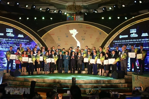 Церемония объявления и поздравления вьетнамских предприятий и компаний, обеспечивающих устойчивое развитие за 2019 год. (Фото: Минь Кует/ВИА)