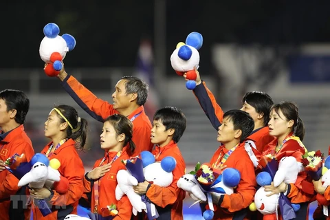 Вьетнамская футбольная женская сборная до 22 лет и ее наставник Май Дык Тьюнг. (Фото: Хоанг Линь/ВИА)