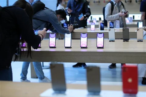 фото: телефоны iPhone 11 продаются в магазине Apple в Сеуле,Республика Корея, 25 октября 2019 года. Фото: Yonhap / ВИА