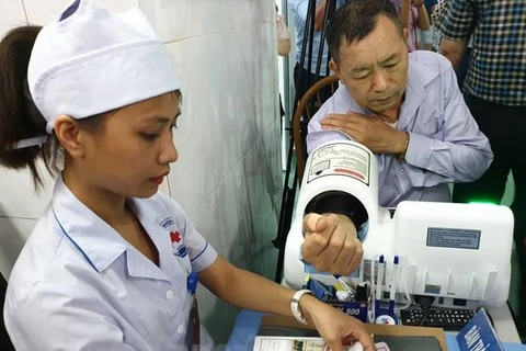 Медицинский осмотр людей в районном центре здоровья Ван Дон, провинция Куанг Нинь. (Фото: T.G/Вьетнам +)
