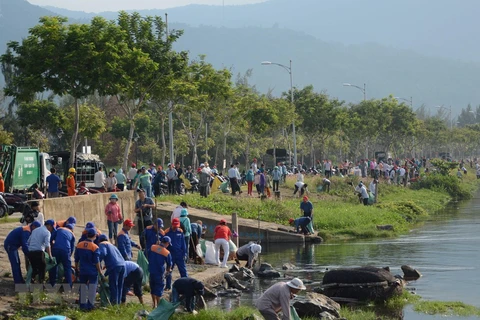 Участники в кампании по очистке окружающей среды в рыболовецком порту Тхокуанг. (Фото: Ван Зунг / ВИА)
