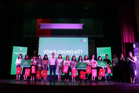 Организаторы вручили призы группам - победителям. (Фото: Vietnam +)