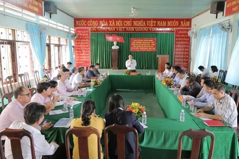 Генеральный директор Зыонг Кует Тханг работает с сообществом Ea Bar. (Фото: персонажа)