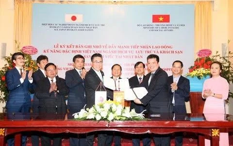 Вьетнам и Япония подписали соглашение о сотрудничестве с целью привлечения рабочих в сфере гостиничного и гостиничного обслуживания в Японию. (Фото: Vietnam +) 