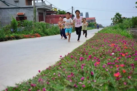 Дети в общине Хайдонг, район Хайхау, провинция Намдинь играют на новой дороге в деревне. (Фото: Конг Луат / ВИА)