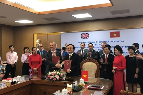 Министр Фунг Суан Нья и г-н Ед Вейзи подписали соглашение о сотрудничестве. (Фото: британское посольство) 