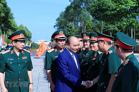 Премьер-министр Нгуен Суан Фук с командирами и офицерами Главного командования военного округа № 9. (Фото: Тхонг Ньят/ВИА)