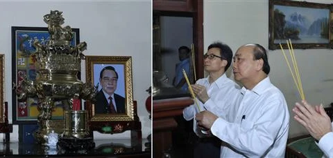 Руководители Вьетнама зажигают благовония в память о бывшем премьер-министре Фан Ван Хае. (Фото: Тхонг Нят/ВИА)