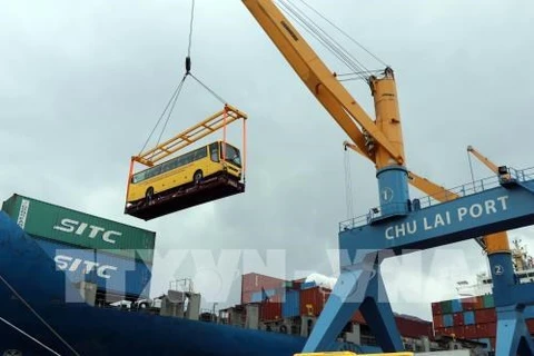 Это первая коммерческая поставка автобусов Thaco после более чем 16 лет инвестиций и разработок во вьетнамской автомобильной промышленности. (Фото: ВИА)