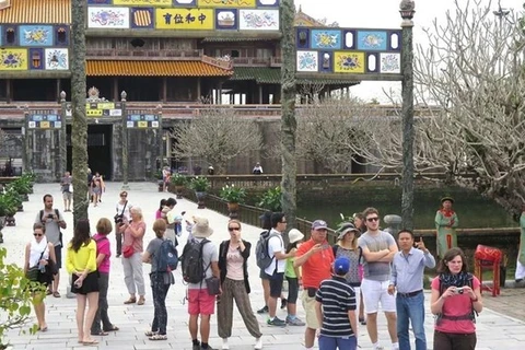 Иностранные посетители в туристической зоне в провинции Тхыа Тхиен-Хюэ (Источник: ВИА)
