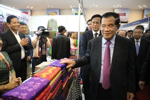 Премьер-министр Камбоджи Самдек Техо Хун Сен посещает торговый павильон на рынке (Фото: Ф.Б. Самдек Хун Сен)