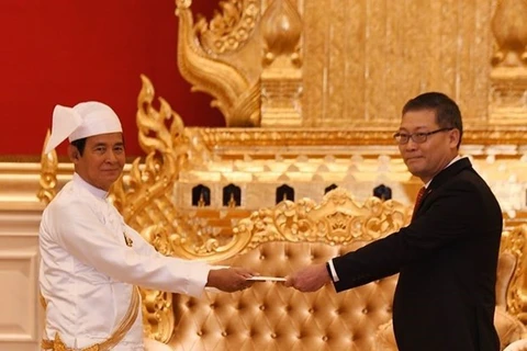 Посол Вьетнама в Мьянме Ли Куок Туан (справа) вручает верительную грамоту президенту Мьянмы У Вин Мьину (Фото: ВИА)