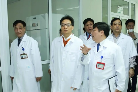 Заместитель премьер-министра Ву Дук Дам изучает готовность к карантинной обработке и лечению пациентов, инфицированных коронавирусом, в Национальной больнице тропических болезней (источник: ВИА)