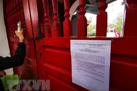 Объявление о приостановке посещения туристов, повешенное в Храме «Нгокшон» (Ханой). (Фото: Тхань Дат/ВИА)