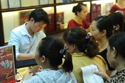 Идет операция с золото в ювелирном магазине Баотин-Миньтьау