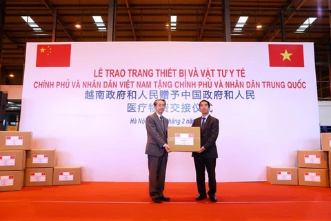Церемония передачи медицинских оборудований и принадлежностей правительством и народом Вьетнама правительству и народу Китая. (Фото: Тхандат - ВИА)