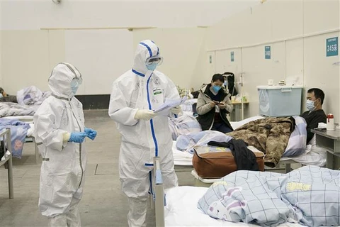 Медработники лечат пациентов, зараженных новым штаммом коронавируса, в полевом госпитале в Ухане, провинция Хубэй, Китай, 10 февраля 2020 года. (Фото: Синьхуа/ВИА)
