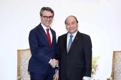 Премьер-министр Нгуен Суан Фук (справа) и глава делегации ЕС во Вьетнаме посол Пьер Джорджо Алиберти (Фото: ВНА) Ханой (ВИА) 