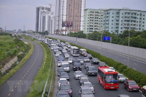 Движение транспорта на скоростной автомагистрали Фапванкаузе в Ханое (Фото: ВИА)