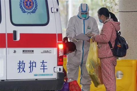 Медики оказывают помощь в зарегистрации пациентам, зараженным коронавирусом (COVID-19) в полевом госпитале в Ухане, провинция Хубэй, Китай, 14 февраля 2020 года. (Фото:Синьхуа/ВИА)