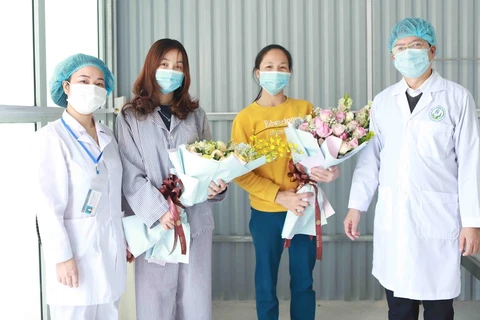 Два пациента, инфицированных COVID-19, были вылечены в районной больнице в «Эпидемическом центре Биньcюйен». (Фото: Хоанг[унг / ВИА)