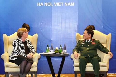 Министр обороны Нго Суан Лить встречается с министром обороны Австралии Линдой Рейнольд. (Фото: Зыонг Зянг/ВИА)