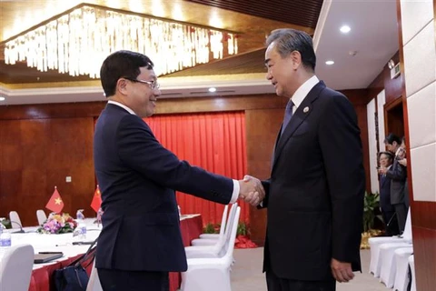 Вице-премьер-министр, министр Фам Бинь Минь и министр иностранных дел Китая Ван И. (Фото: Фам Киен/ВИА)