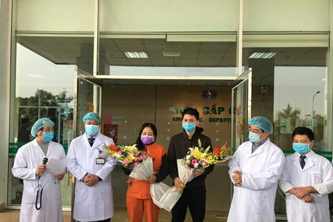 Два вылечившихся пациента COVID-19, выписанных из центральной больницы тропических болезней (второй филиал в Донг-ань, Ханой), 18 февраля. (Фото: Корр/ Vietnam+)