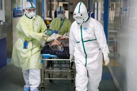Медработники доставляют пациентов, инфицированных острыми респираторными инфекциями (COVID-19), в больницу Ухань, провинция Хубэй, Китай, 10 февраля 2020 года. (Фото: РЕЙТЕР/ВИА)