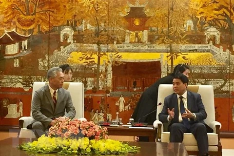 Председатель Народного комитета Ханоя Нгуен Дык Тьюнг (справа) встречается с вице-президентом Uniqlo Коямой Нориаки (Фото: ВИА)