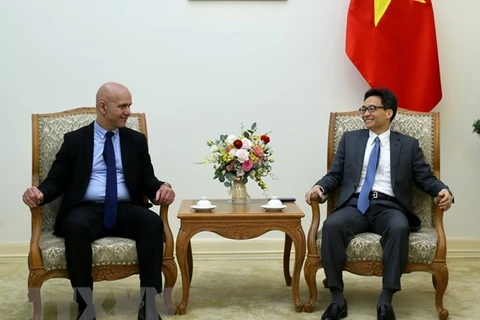 Заместитель премьер-министра Ву Дюк Дам (справа) и Генеральный секретарь ISSA Марсело Аби-Рамиа Каэтано на встрече в Ханое 20 февраля (Фото: ВИА)