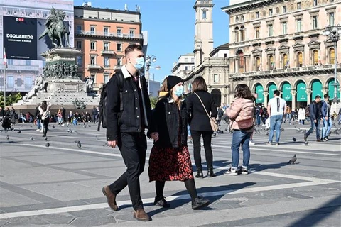 Посетители носят маски для защиты от коронавируса COVID-19 на площади Дуомо, Милан, Италия, 24 февраля 2020 года. (Фото:AFP /ВИА)